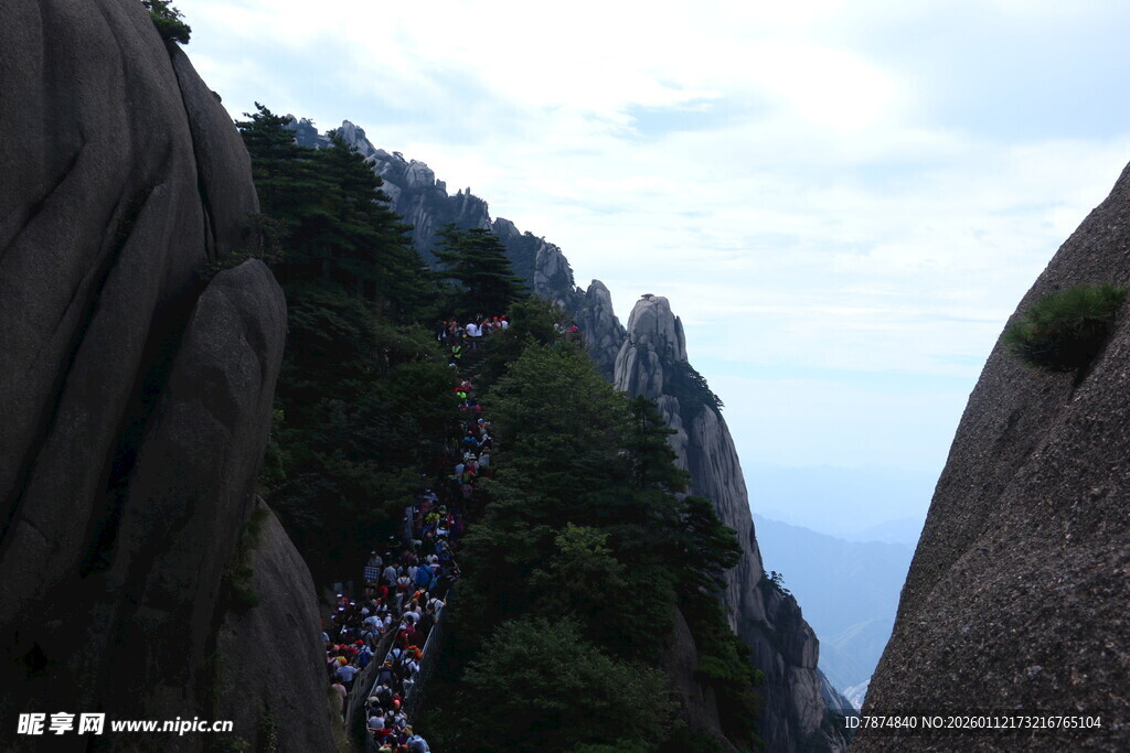 黄山陡峭山路上的游客