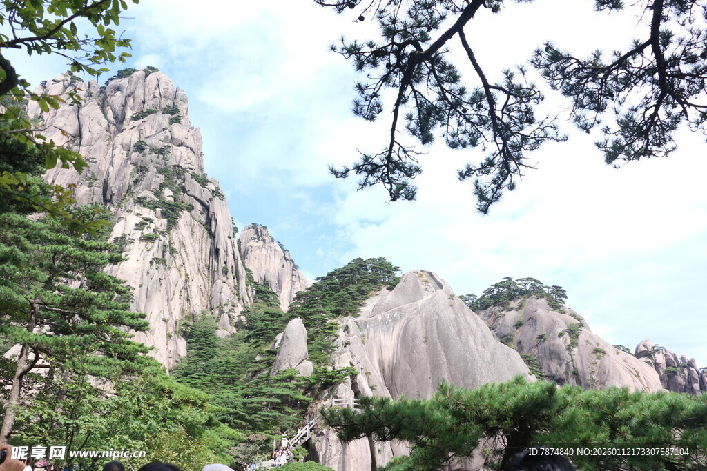 壮丽山景 绿意盎然的奇峰