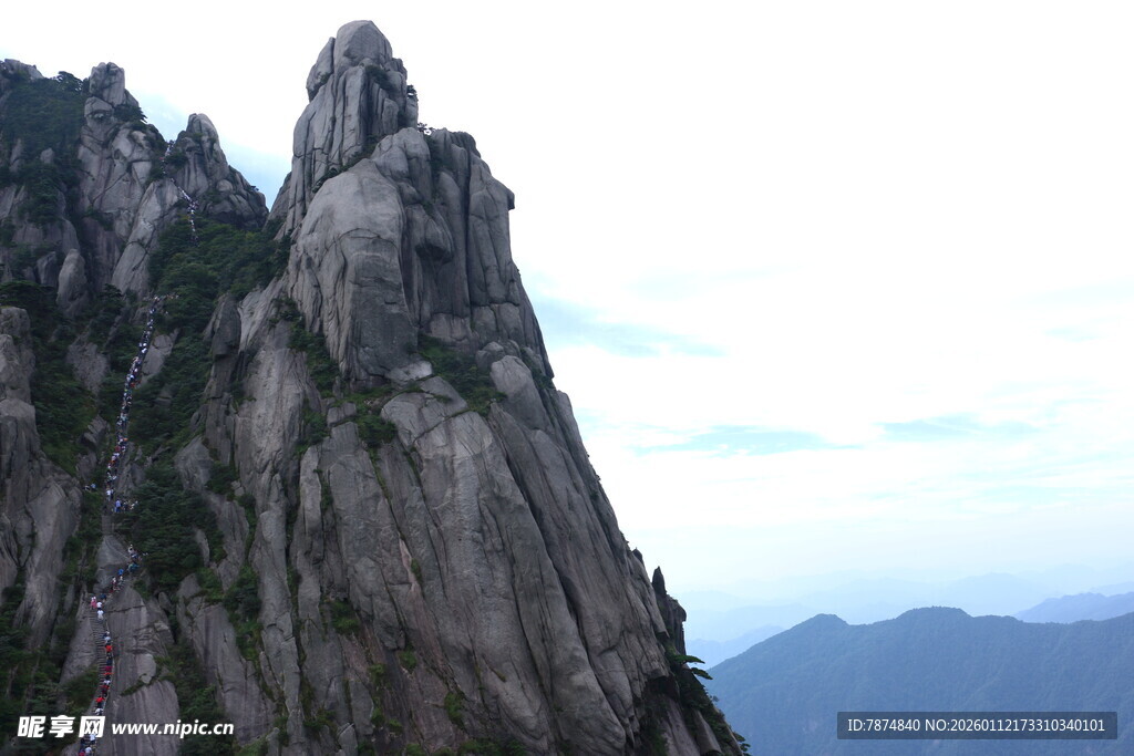 巍峨奇峰 尽显自然壮美