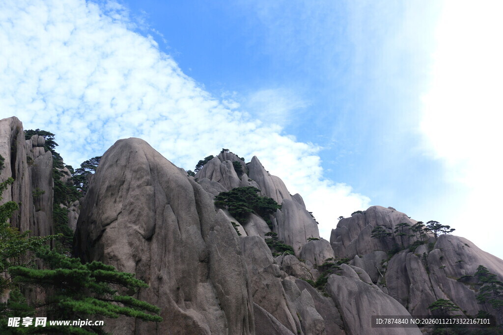 巍峨山峰与蓝天白云美景