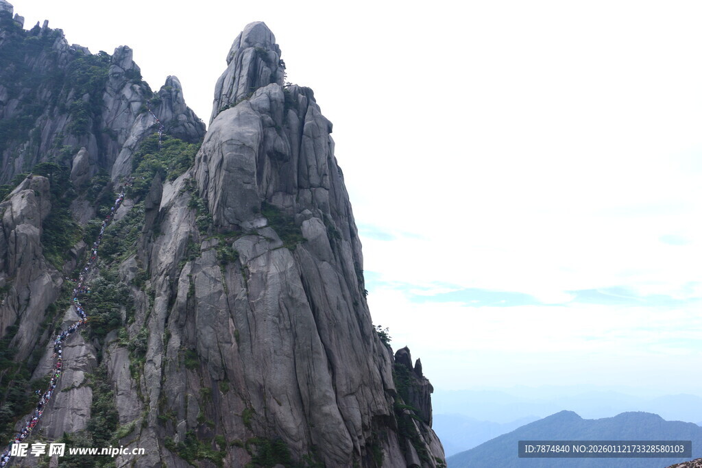 巍峨奇峰屹立天地间