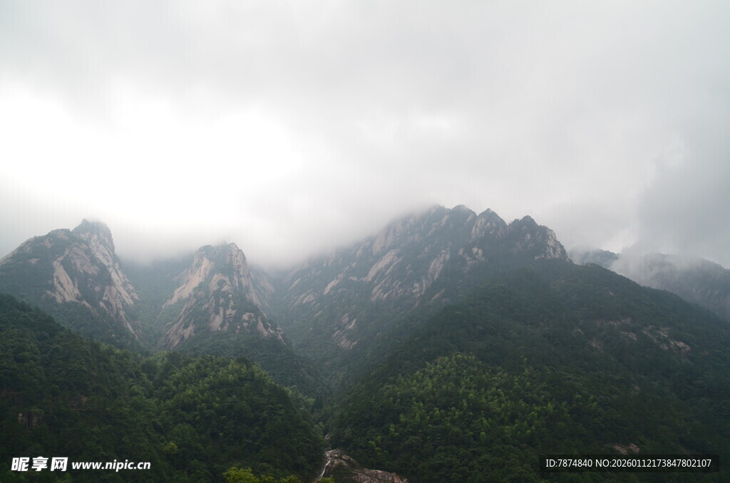云雾缭绕的壮美山峦