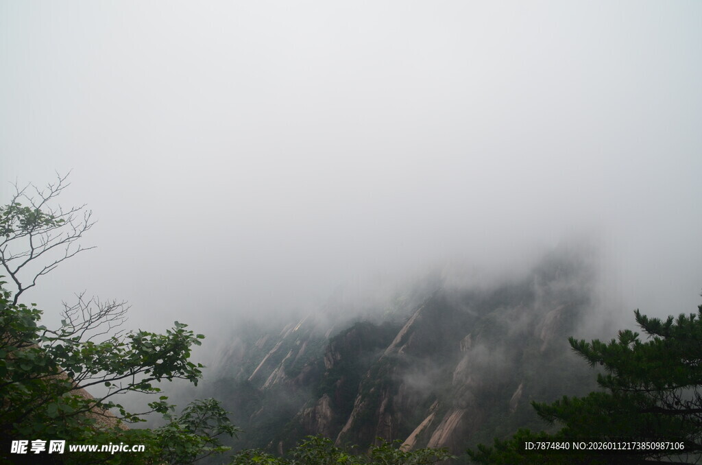 云雾缭绕的山间景致