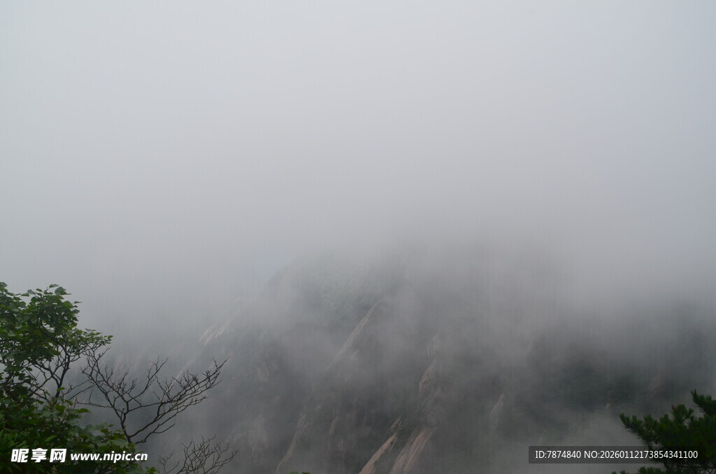 山间云雾缭绕的朦胧景致