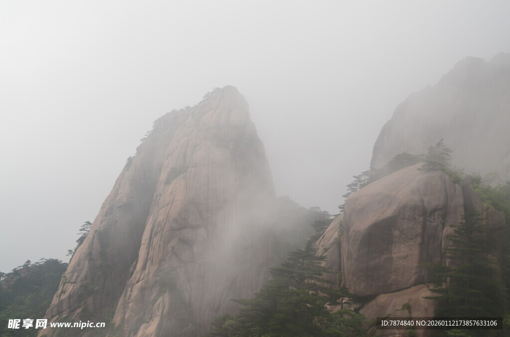 云雾缭绕的巍峨山峰