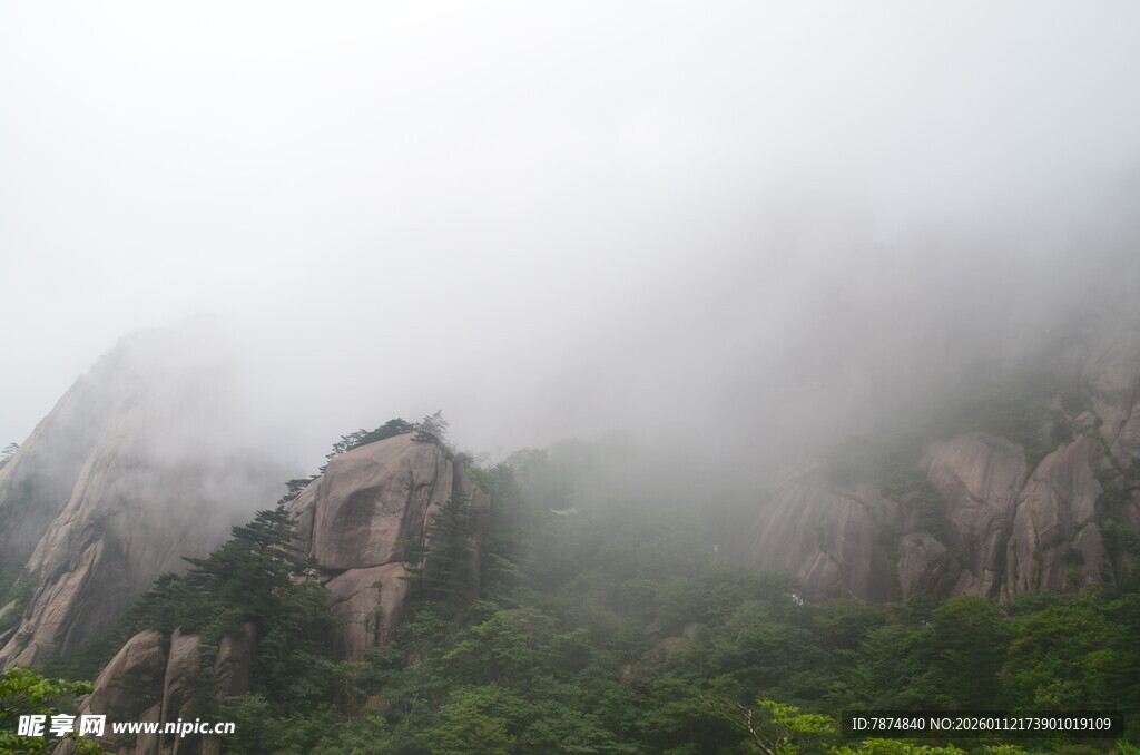 云雾缭绕的壮美山峦