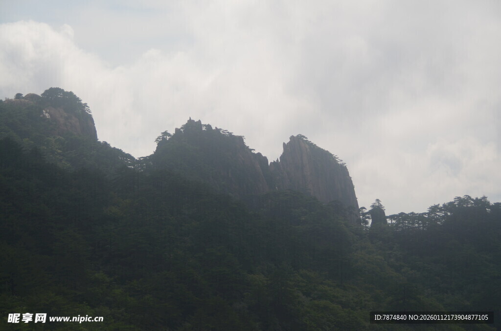 云雾缭绕的壮丽山峰
