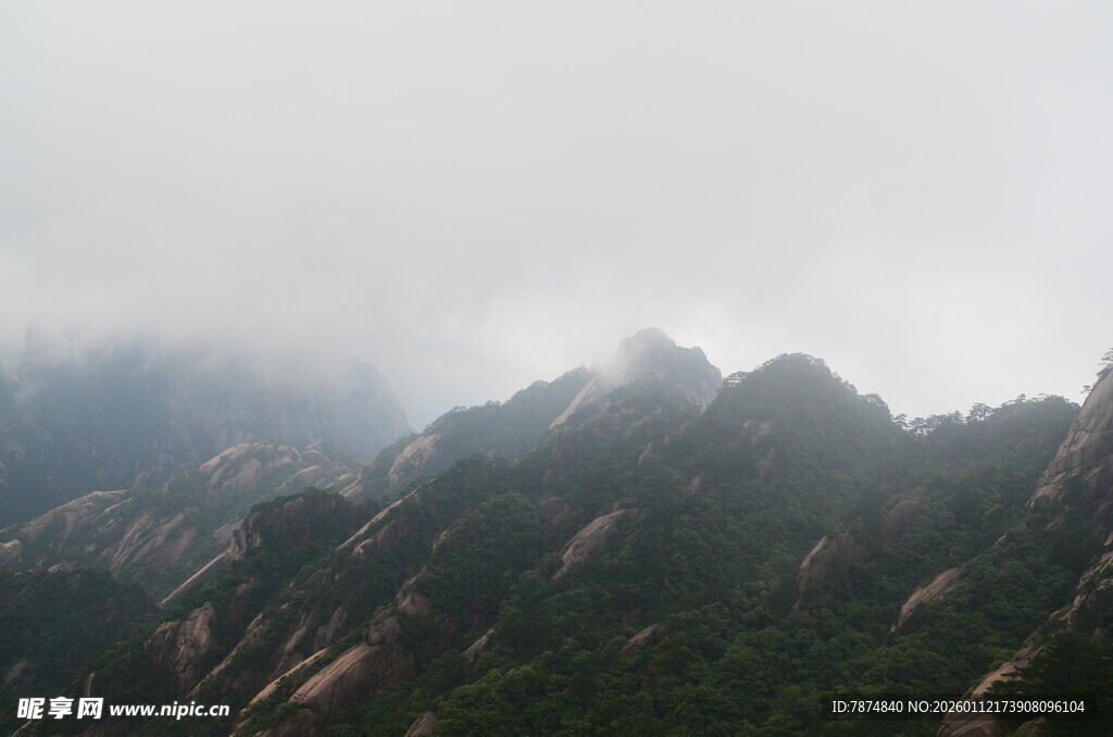 云雾缭绕的壮美山峦