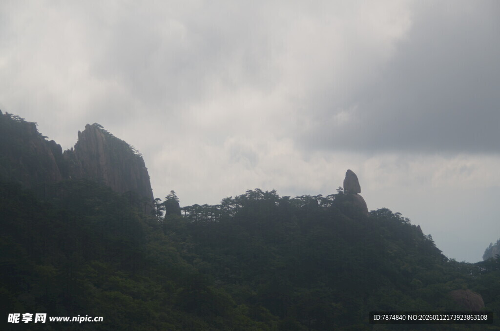 云雾缭绕的山峦景致