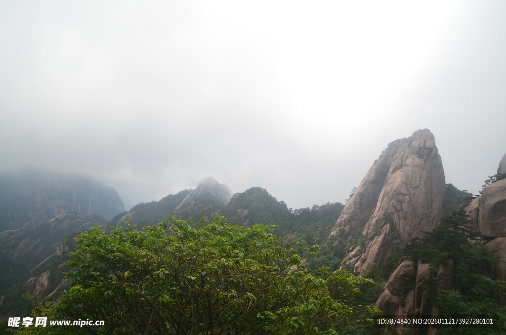 云雾缭绕的壮美山峰景色