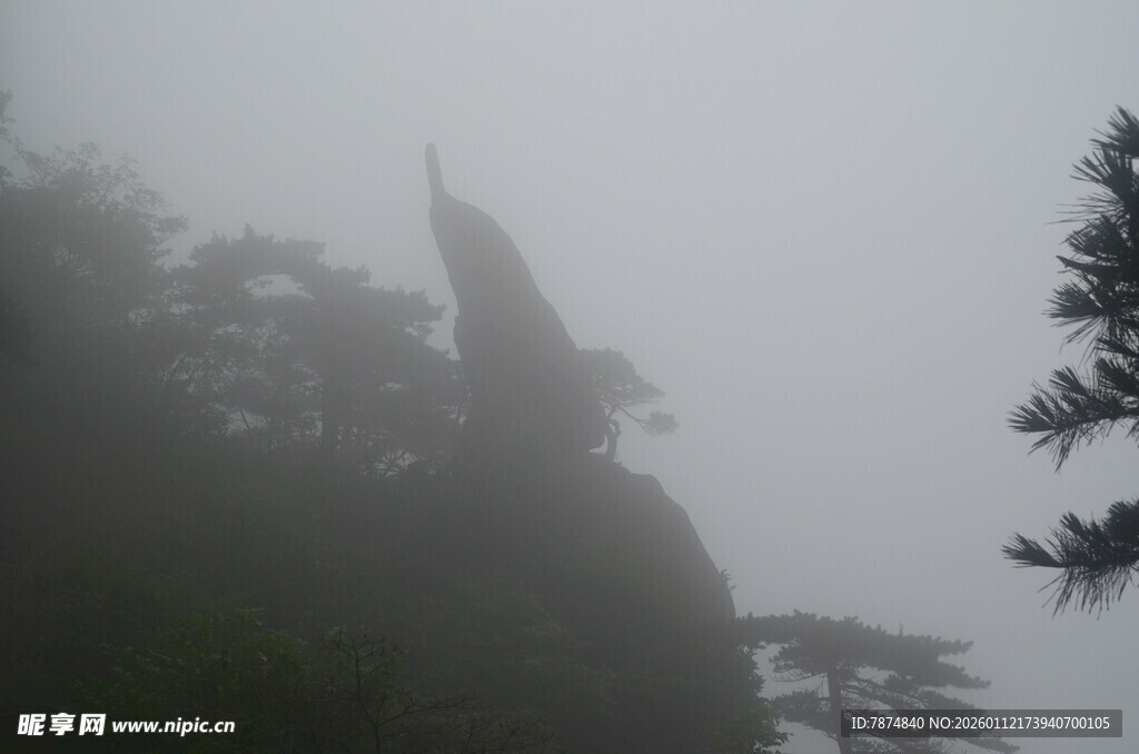 云雾缭绕中的峻峭山峰