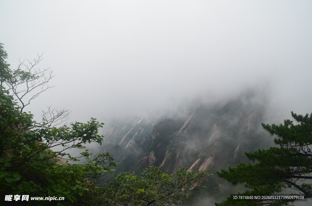 云雾缭绕的山间景致