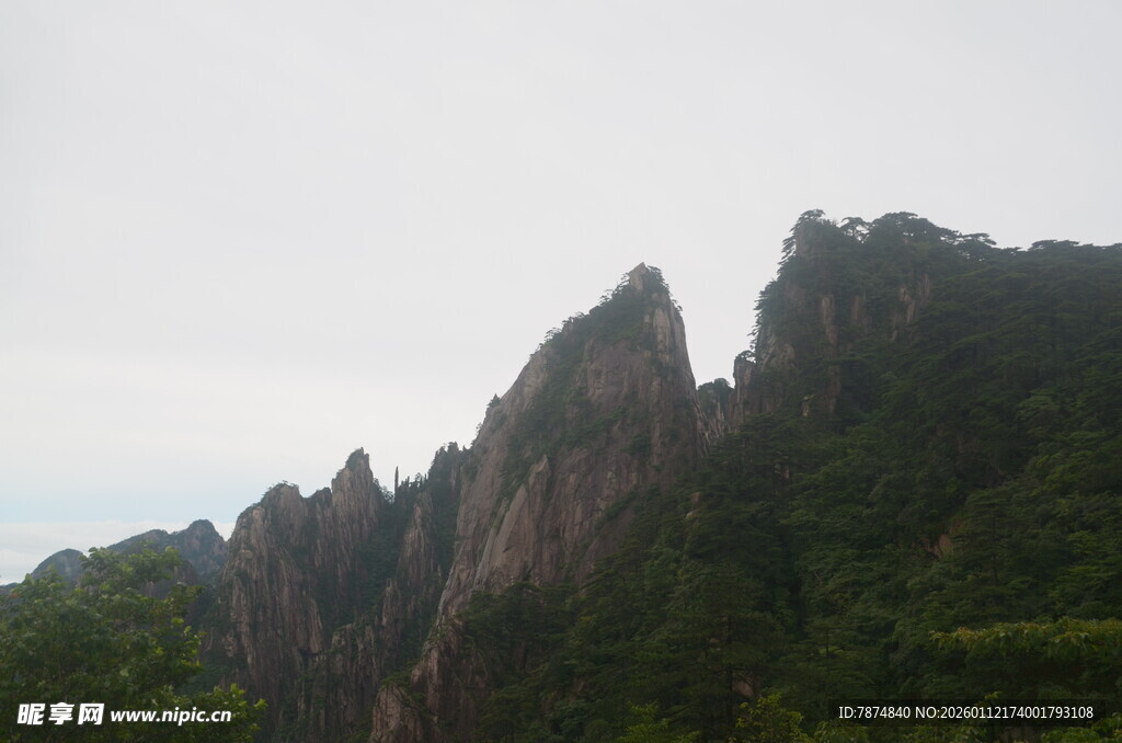 峻峭山峰绿意环绕