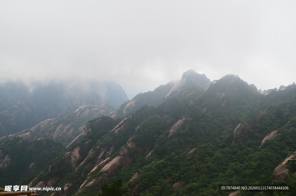 云雾缭绕的壮美山峦