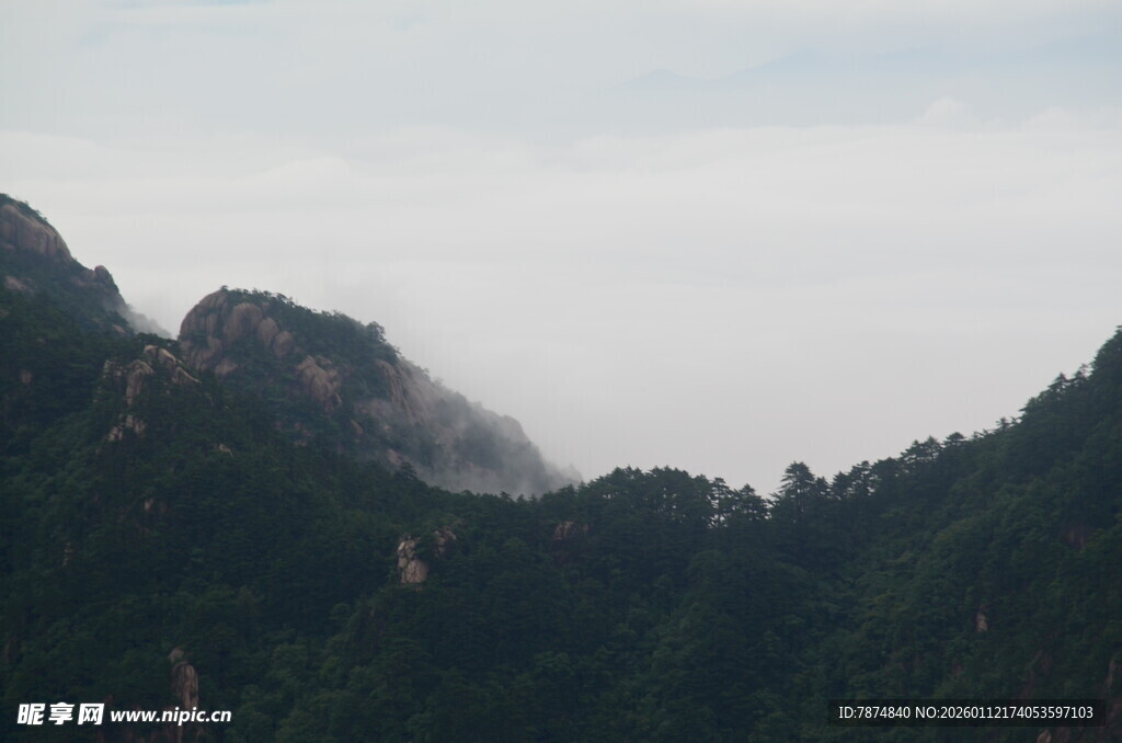 云雾缭绕的翠绿山峦