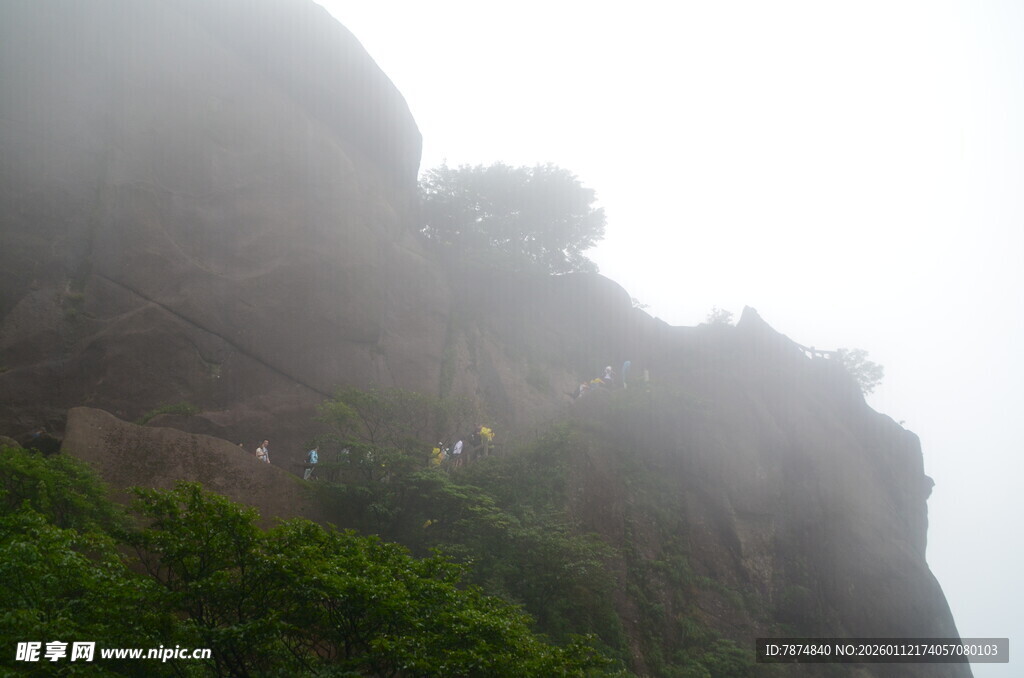 云雾缭绕的险峻山峰