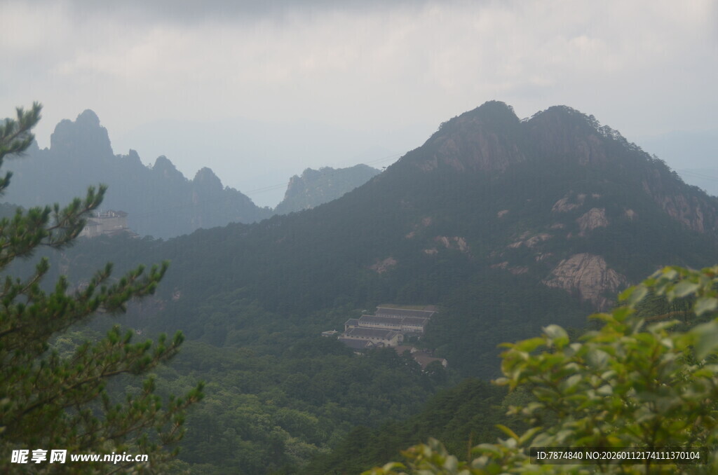 山峦叠翠间的自然景致