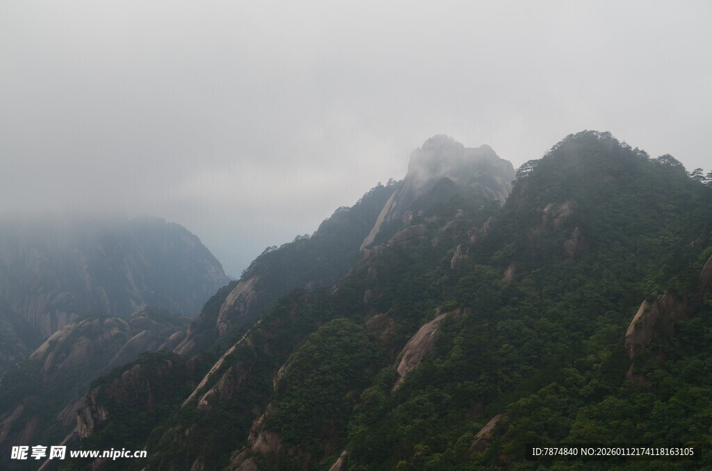 云雾缭绕的壮美山峦