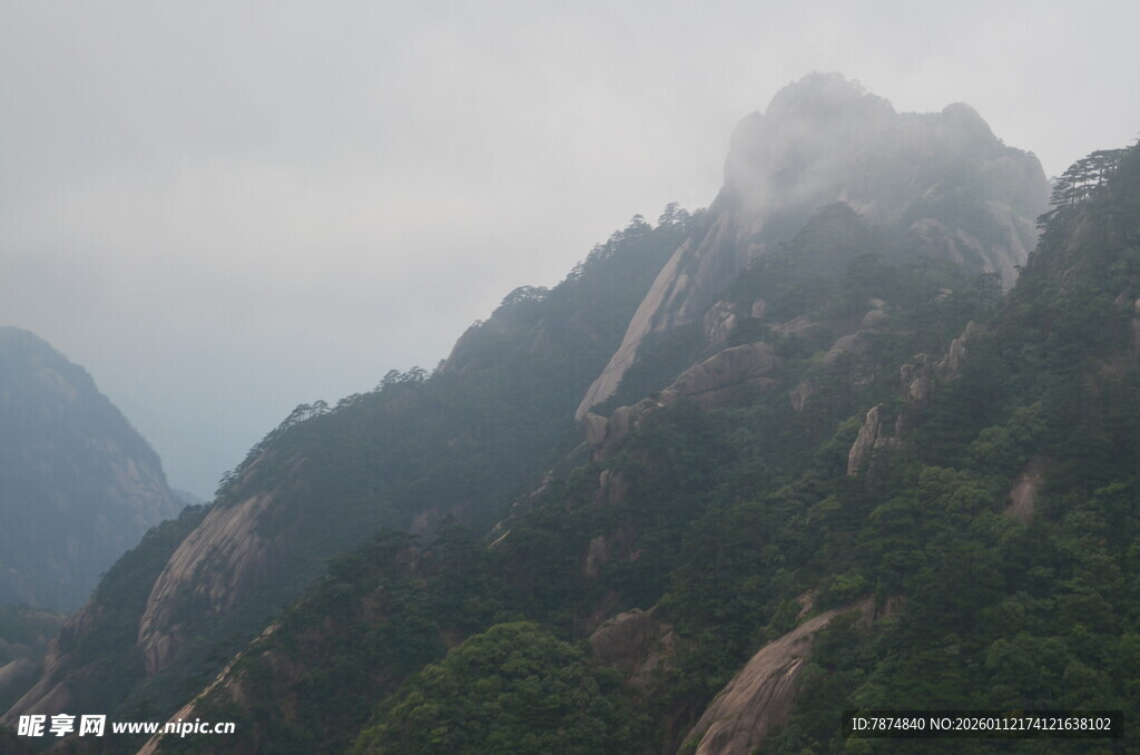 云雾缭绕的壮美山峦