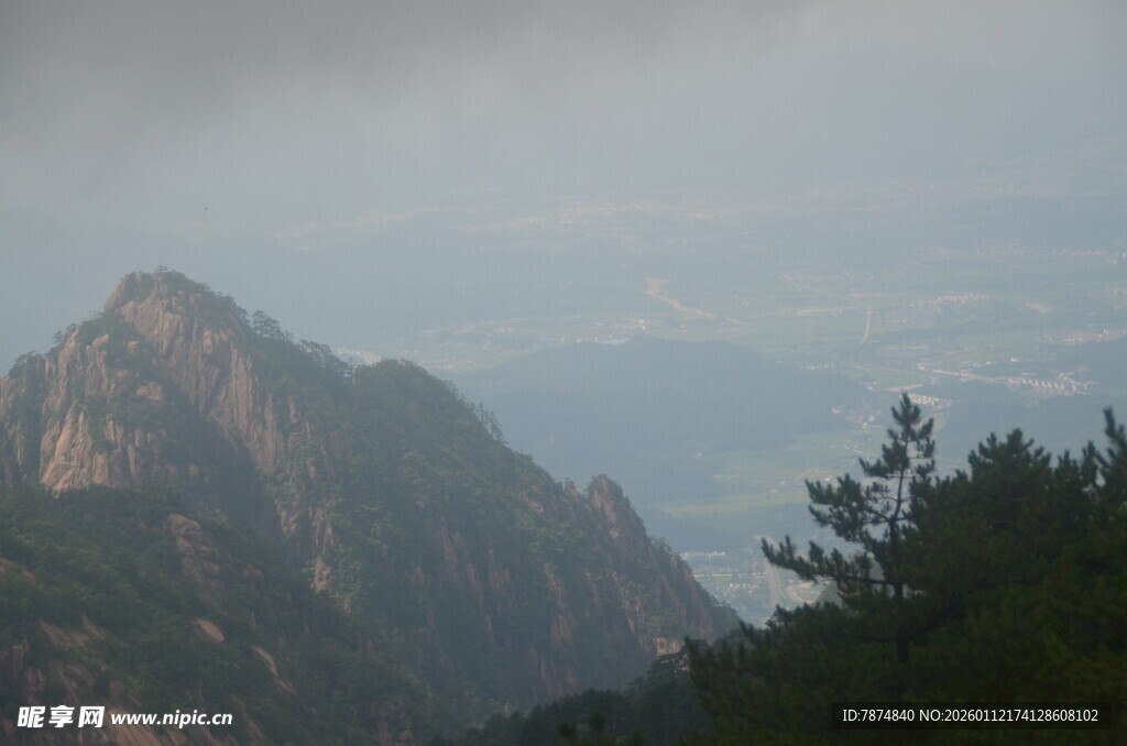 云雾缭绕的巍峨山峰