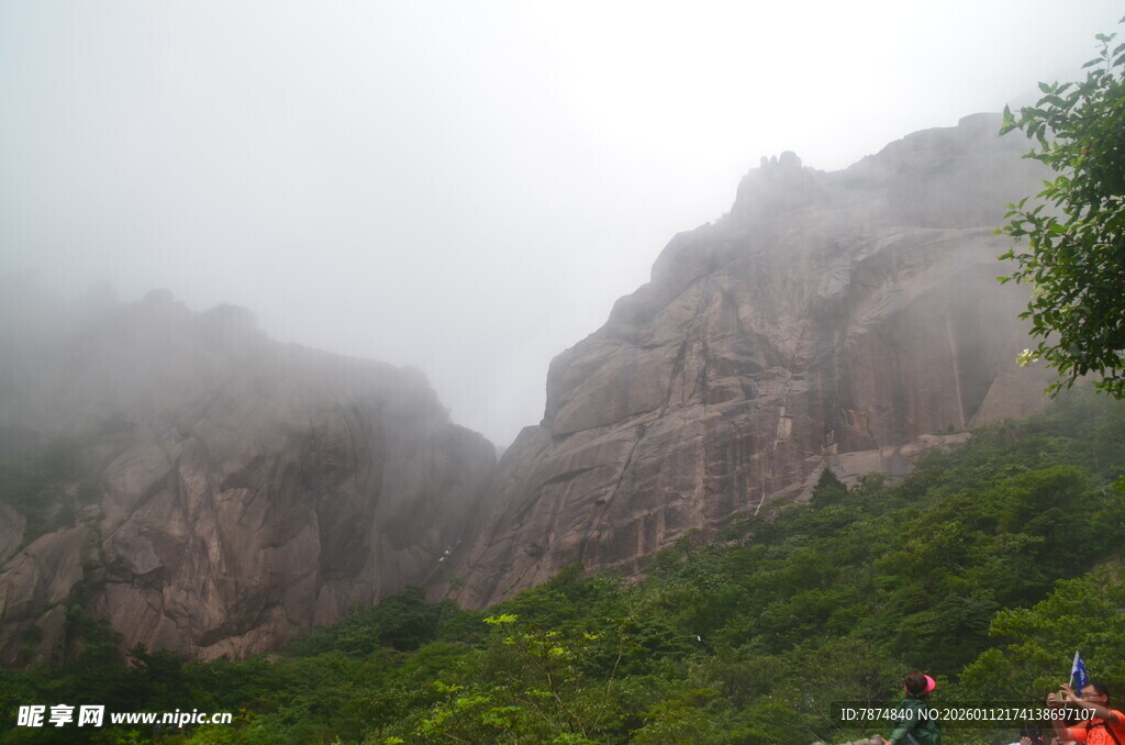 云雾缭绕的壮美山峦