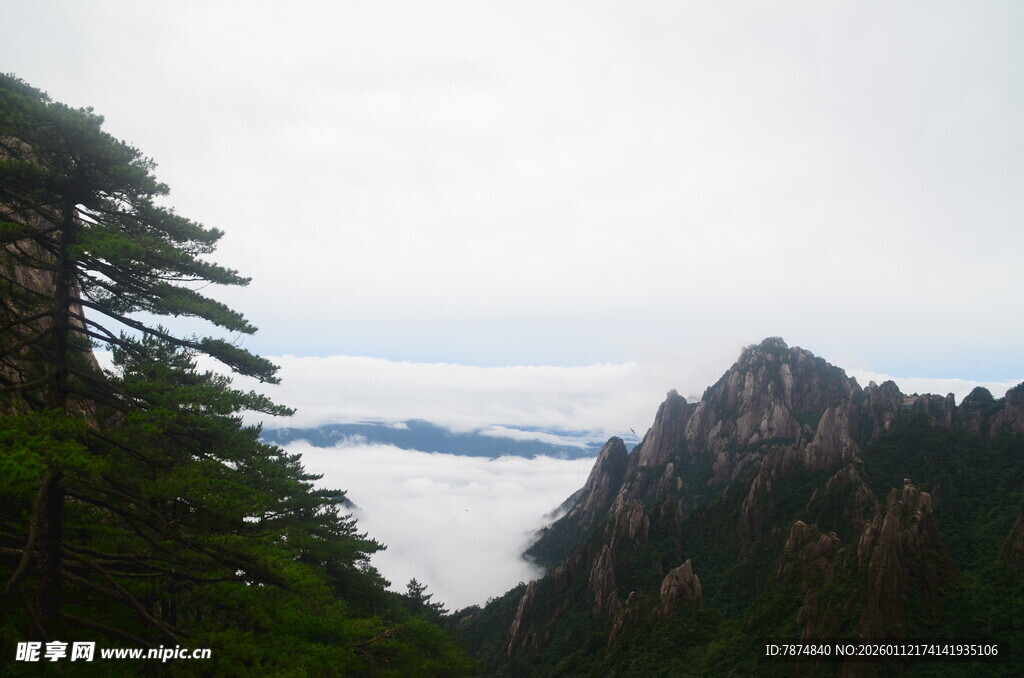 黄山云海中的巍峨山峰