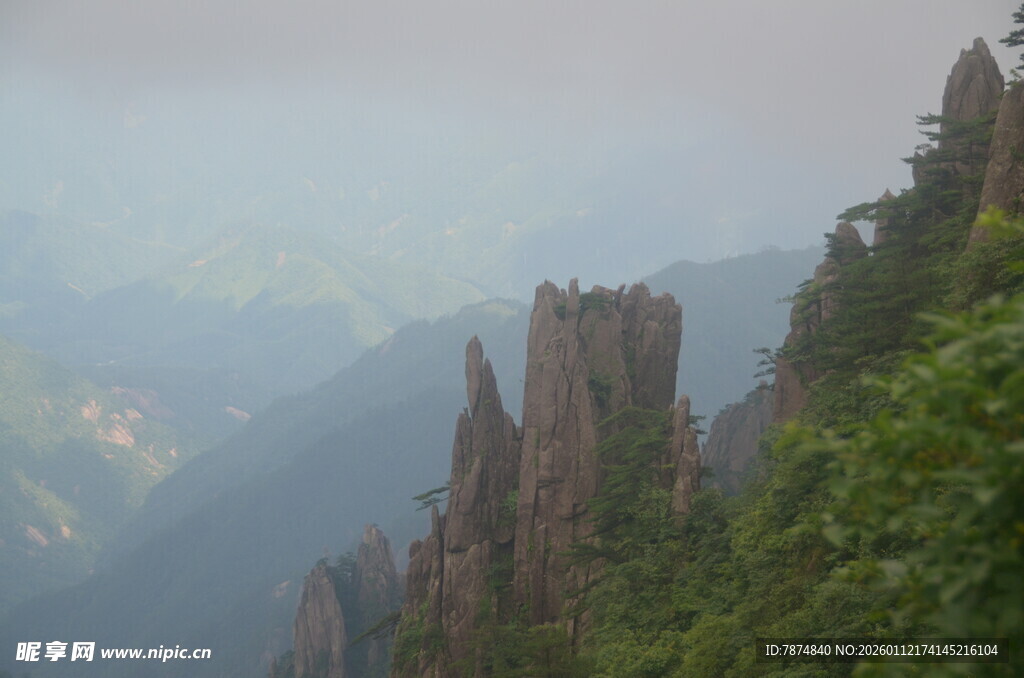 奇峰耸立的壮美山景