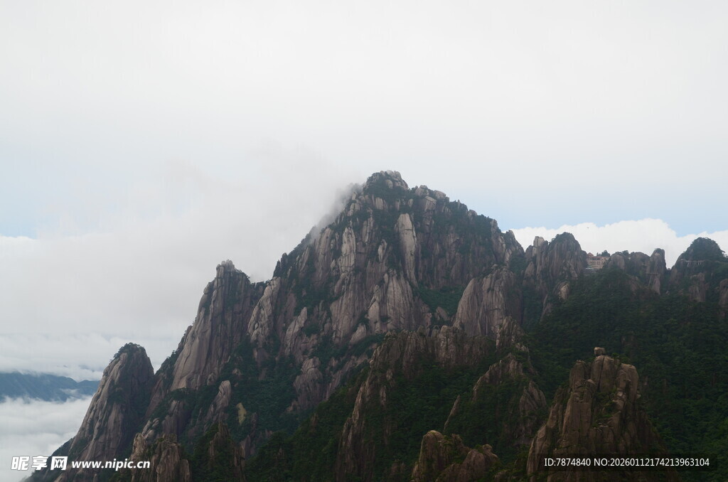 巍峨山峰云雾缭绕