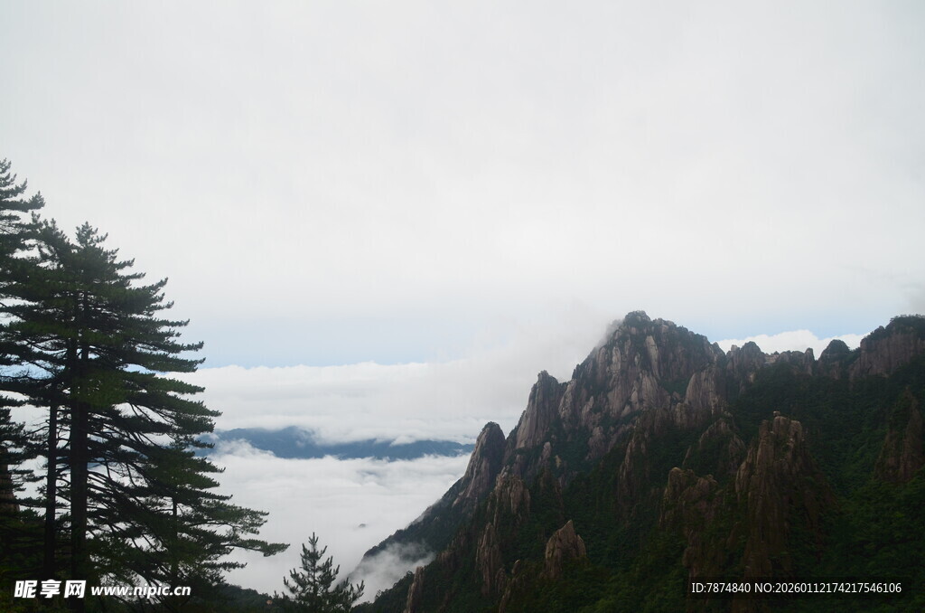 云雾缭绕的壮丽山峰景观
