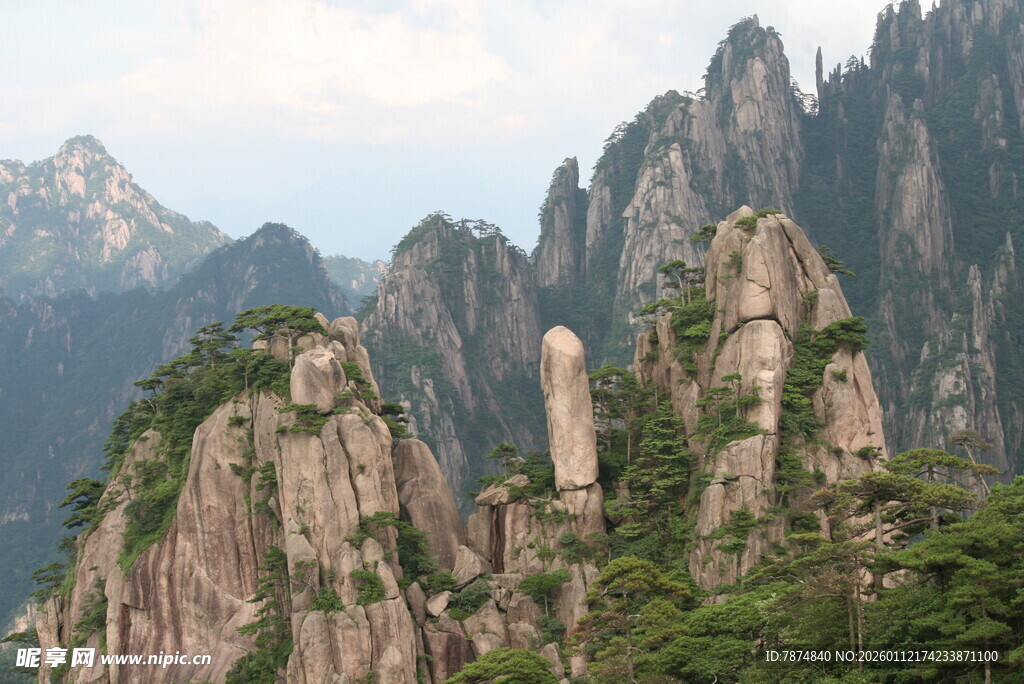 壮丽奇崛的山峰景观