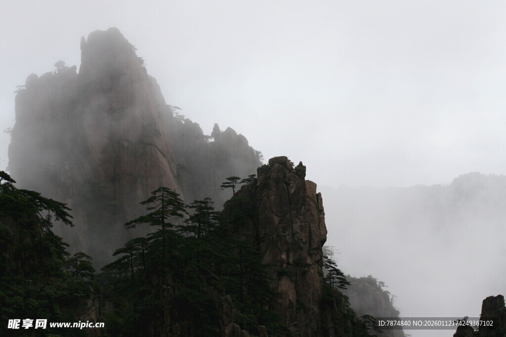 云雾缭绕的峻峭山峰