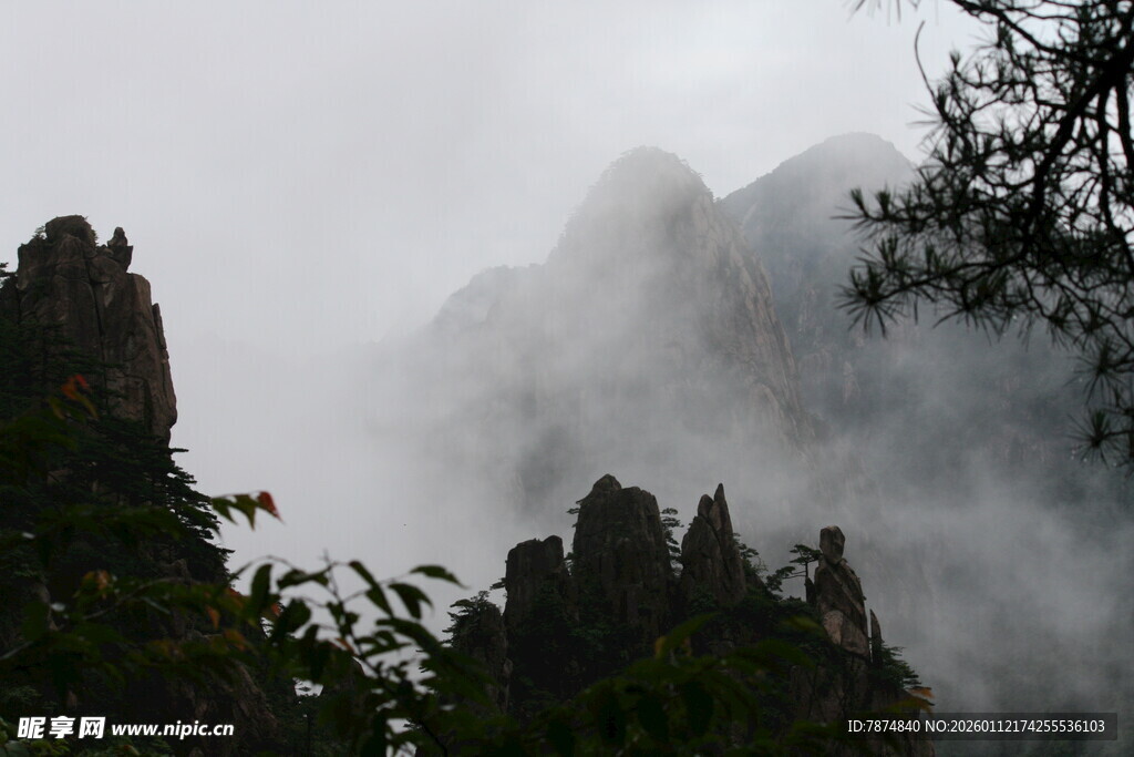 云雾缭绕的奇峰异石