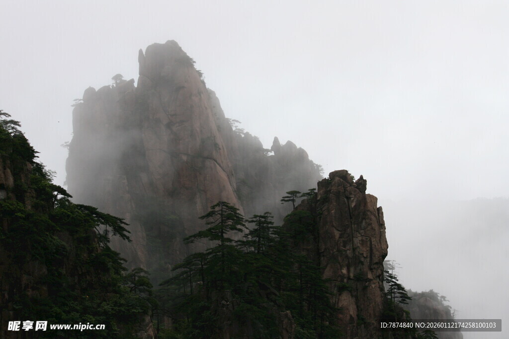 云雾缭绕的峻峭山峰