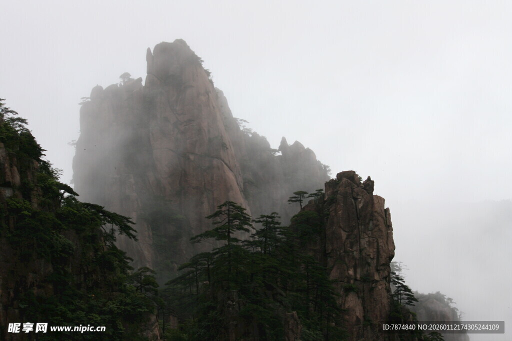 云雾缭绕的巍峨山峰