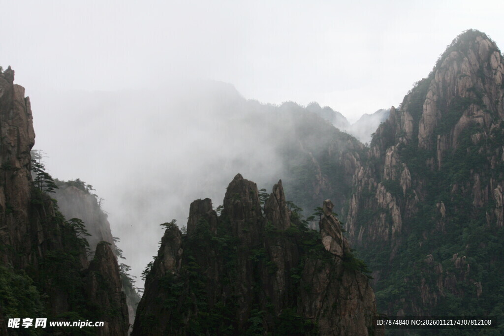 云雾缭绕的壮丽山峰