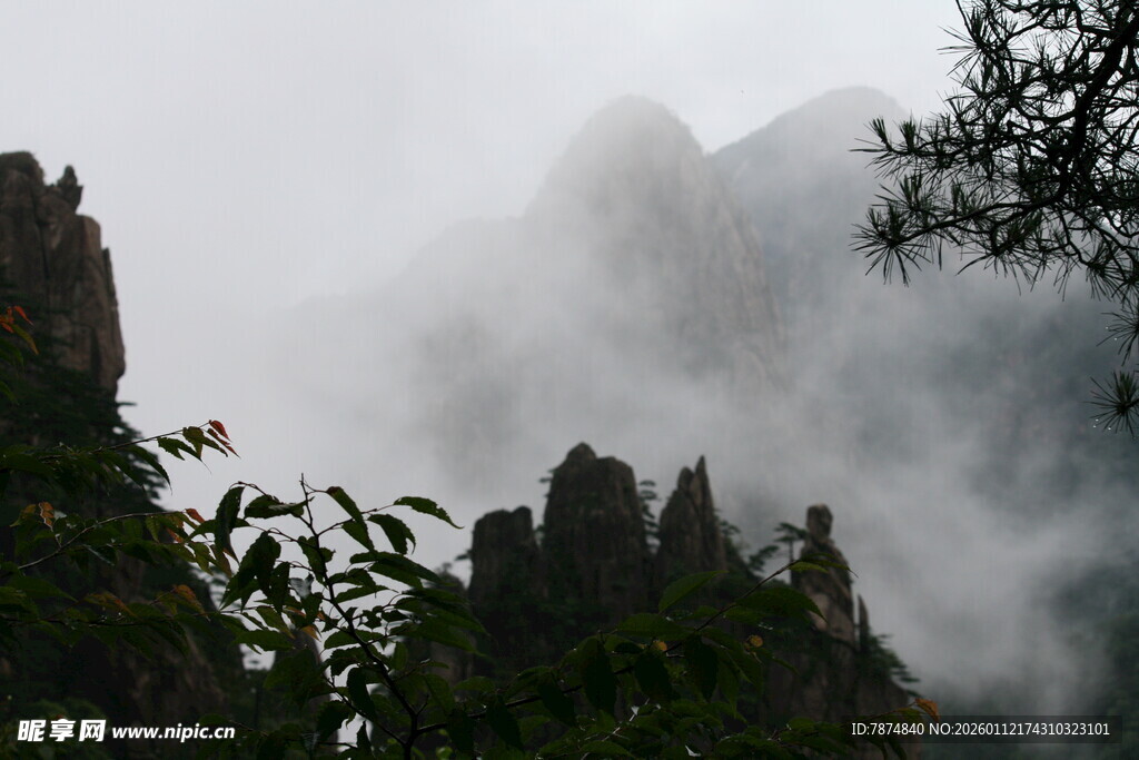 云雾缭绕的奇峰异石