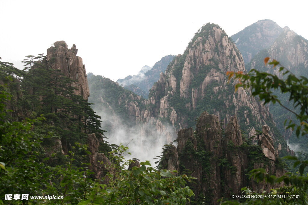 壮丽山景 云雾缭绕间