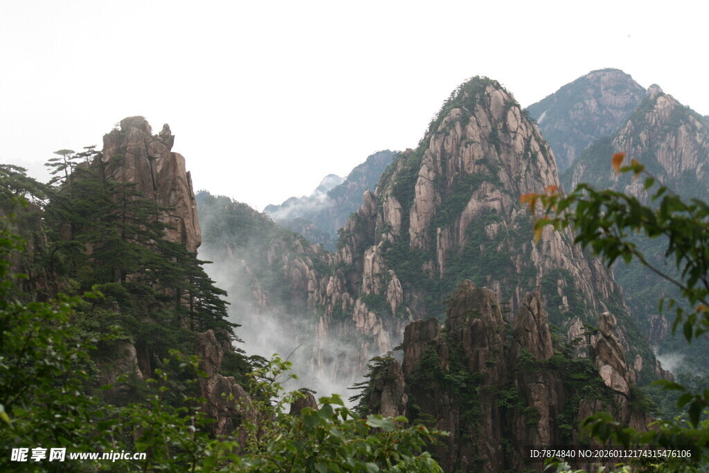云雾缭绕的壮美山峰