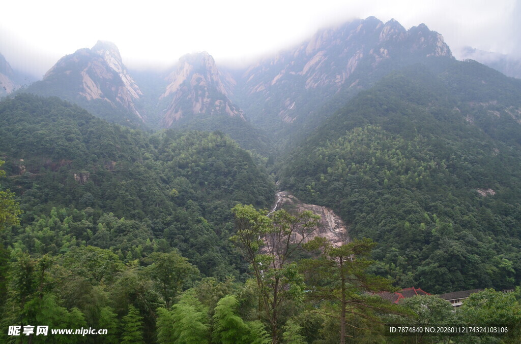 山间绿意盎然的秀丽景致