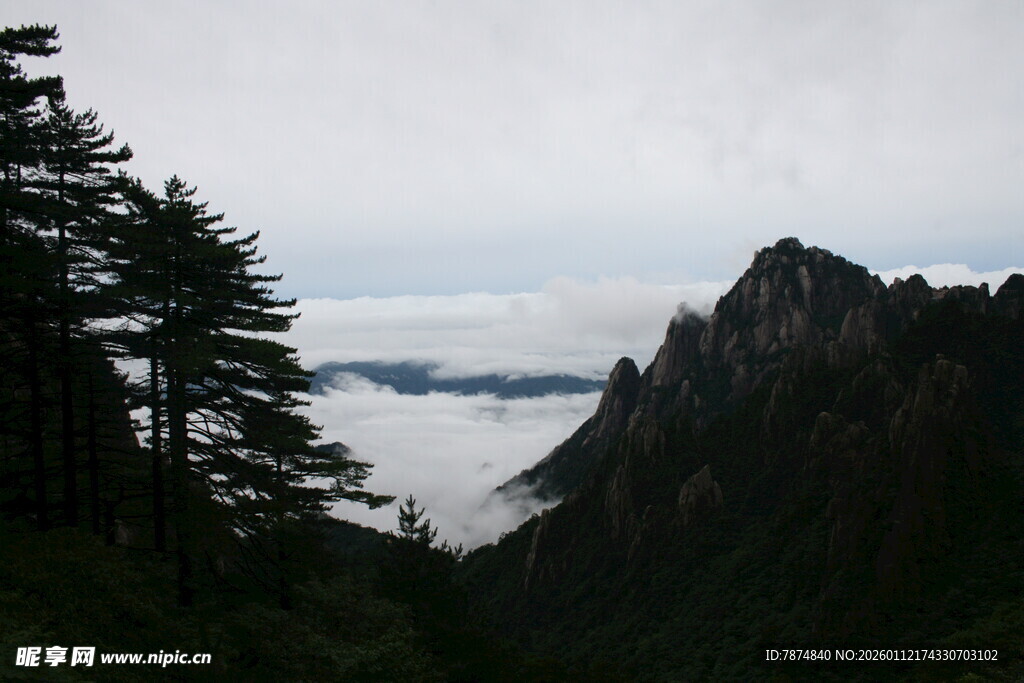 云雾缭绕的壮美山峦