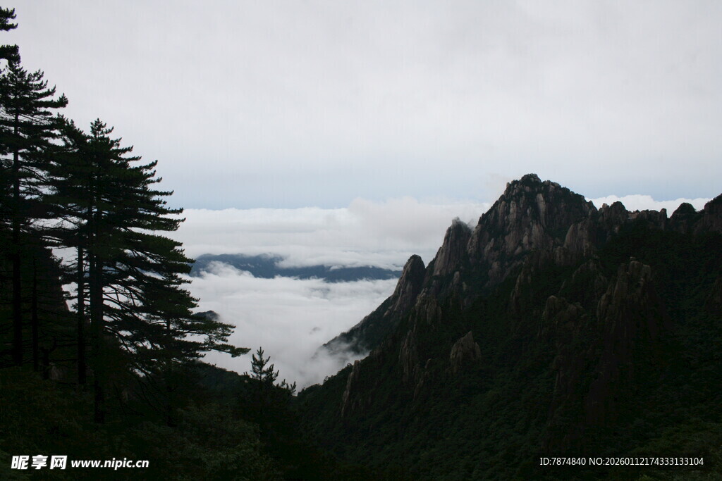 云雾缭绕的壮美山峦景色