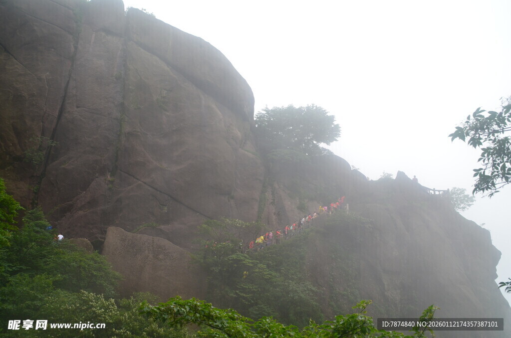 云雾中攀登陡峭山壁