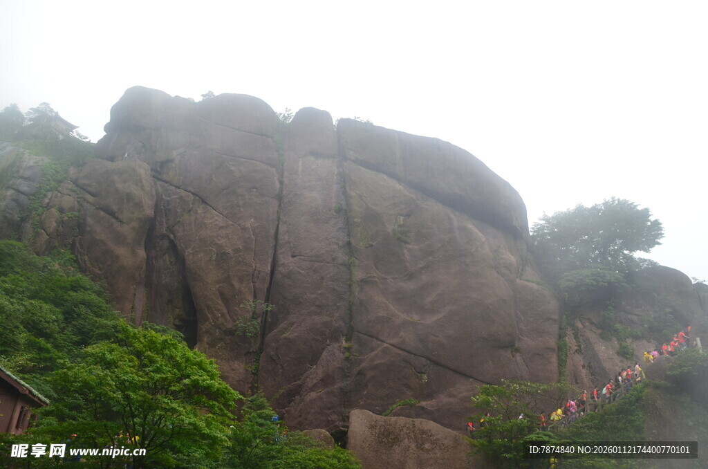 雨中雄伟嶙峋的奇特山石
