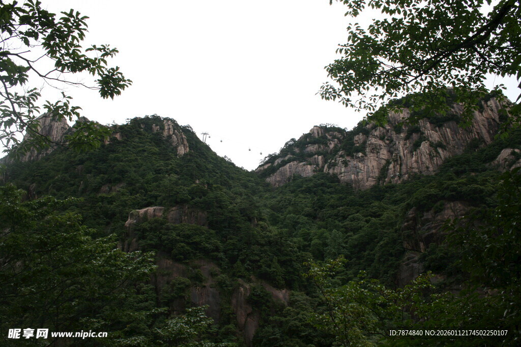 青山绿树间的秀丽山景