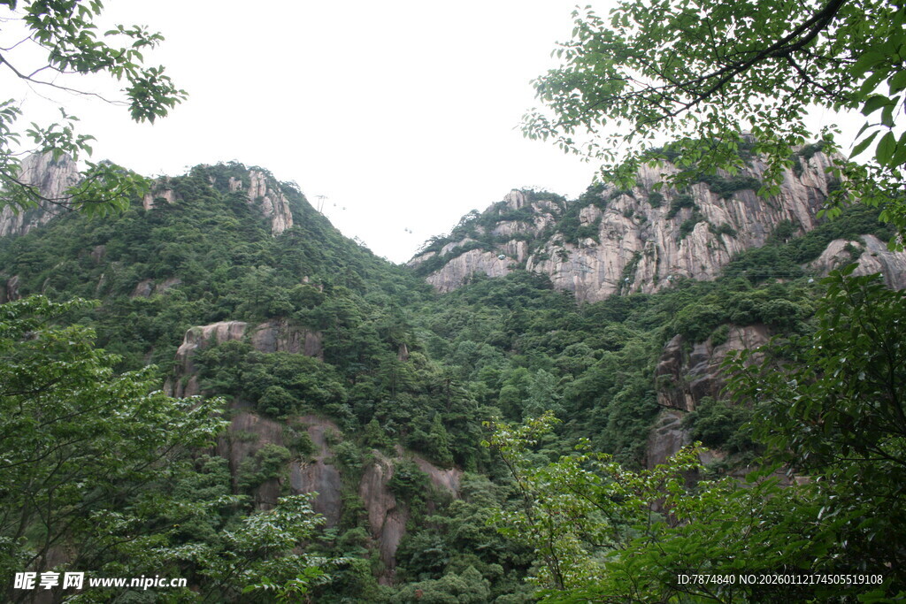 青山葱郁的秀丽山间景色