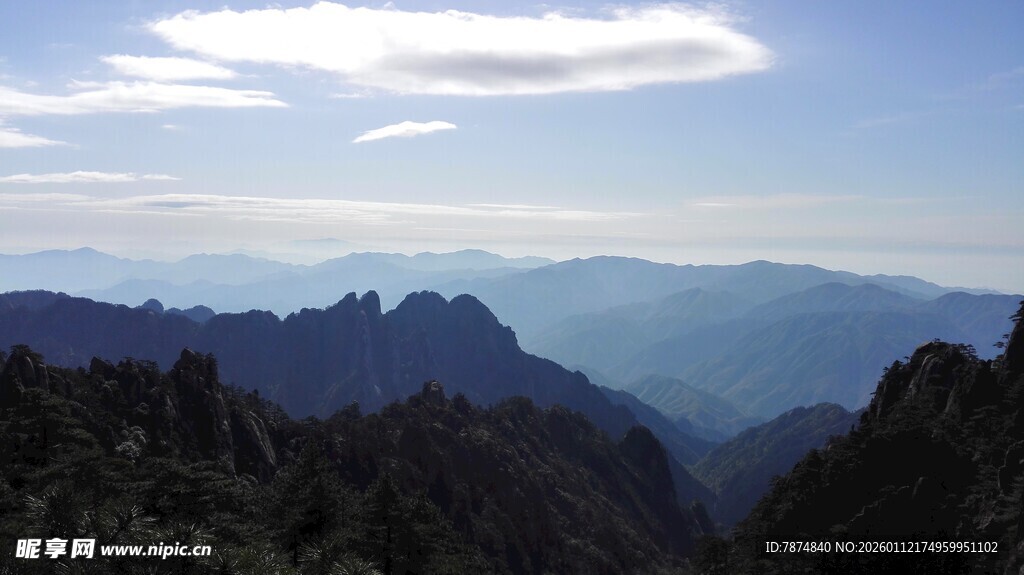 壮丽山景 云雾缭绕山峰