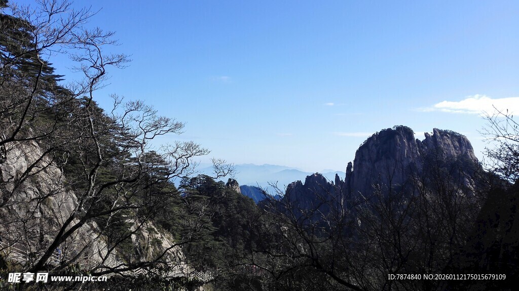 壮丽山景 蓝天映衬奇峰