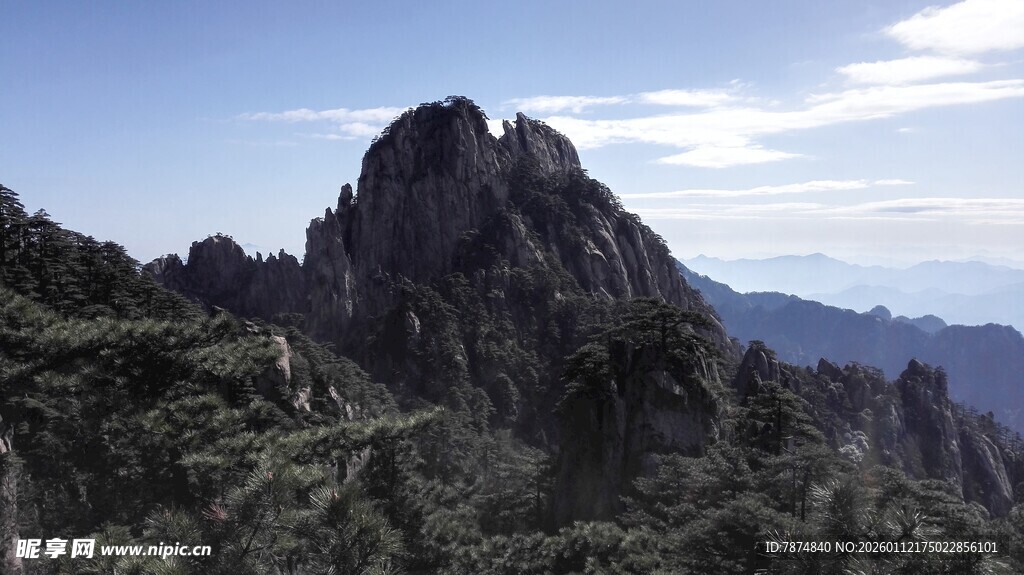 巍峨山峰 尽显自然壮美