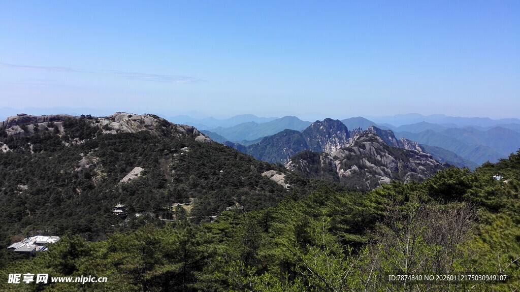 山峦葱郁的壮阔自然景观