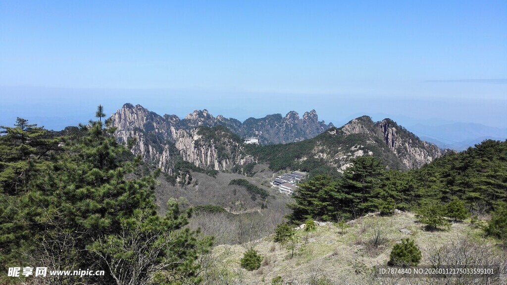 山峦绿树间的秀丽风光